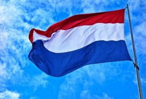 Det hollandske flag og en bl? himmel i baggrunden.