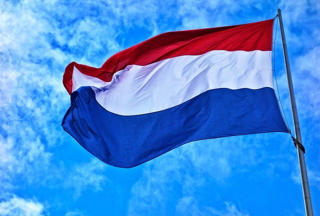 Det hollandske flag og en bl? himmel i baggrunden.