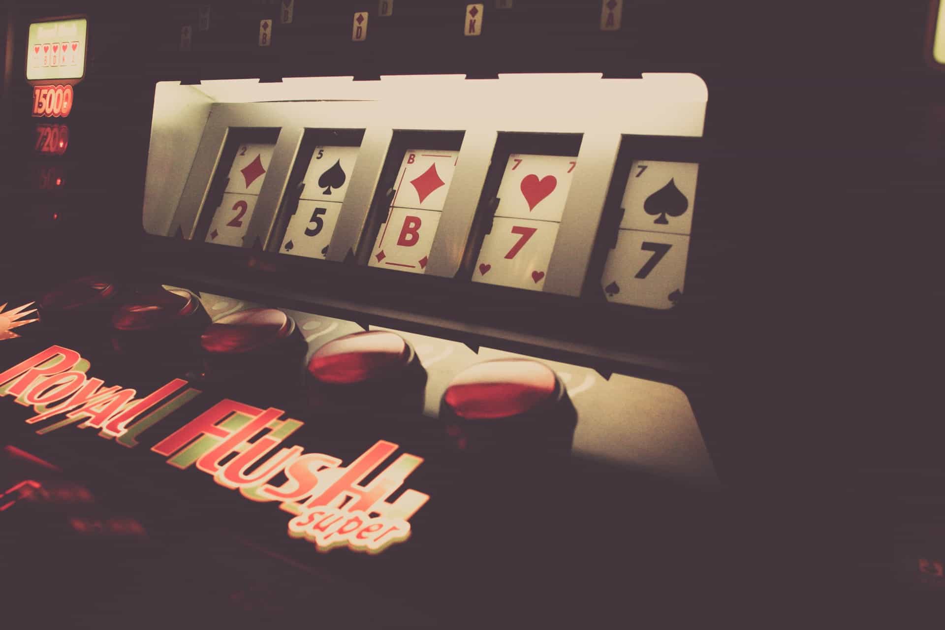 A lot machine with playying cards.