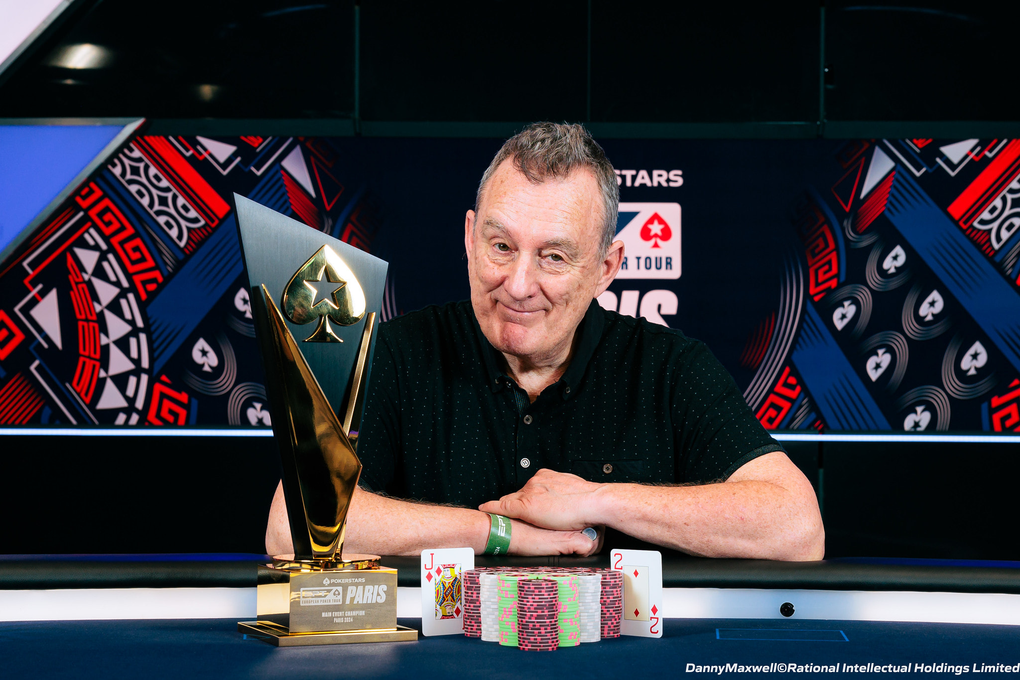 Barny Boatman sits alongside his 2024 EPT Paris trophy.