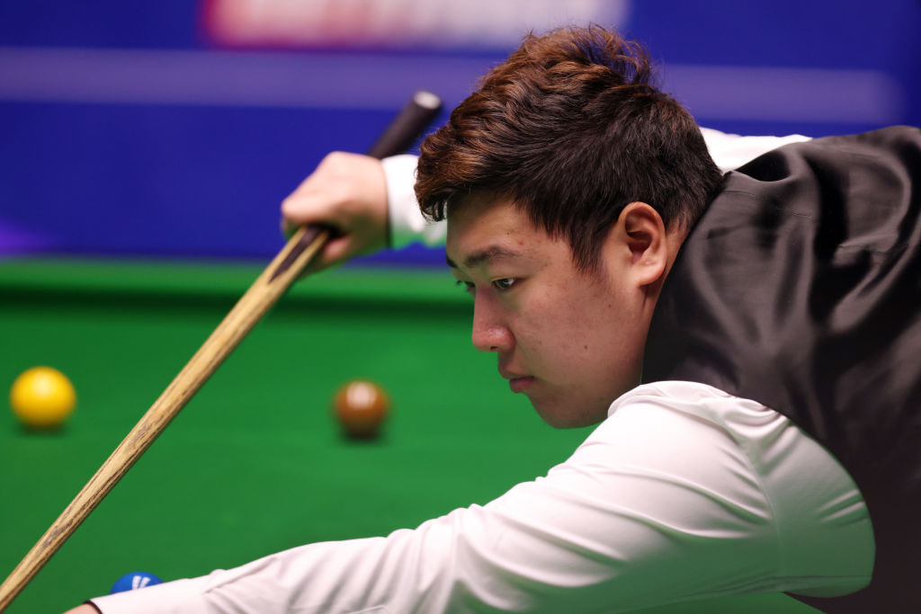 Disgraced snooker star Yan Bingtao taking a shot.